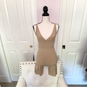 Maidenform nude/tan full bodysuit shapewear thigh control w/crotch opening Med